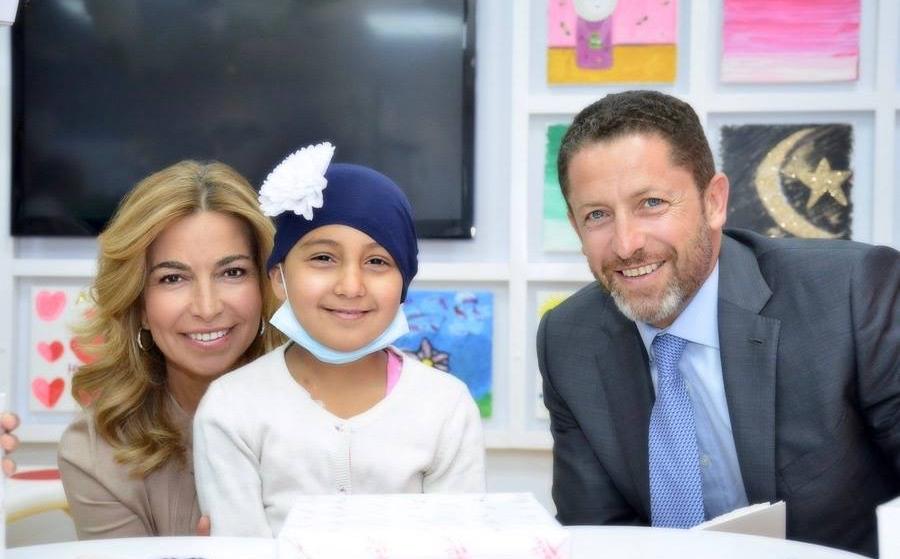 سمو الأميرة غيداء طلال ومعالي المهندس علاء بطاينة يوزعان الهدايا على الأطفال